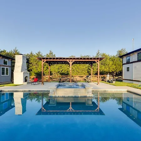 Villa Whitney Retreat With Shared Outdoor Pool And Hot Tub!